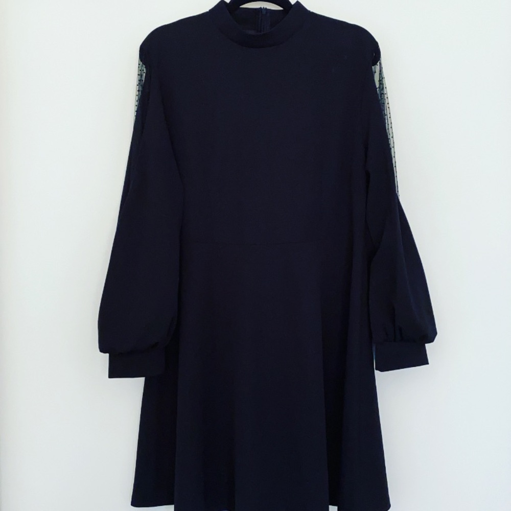 Robe noire avec manches ballons et dentelle à pois